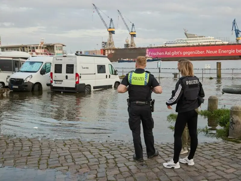 Hamburger Fischmarkt bei Sturmflut teils überspült