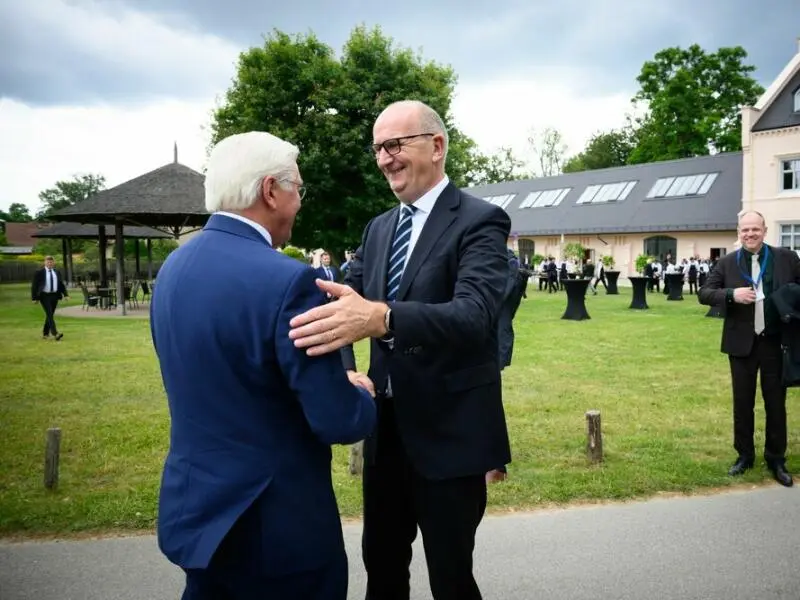 Bundespräsident mit Diplomaten in Brandenburg