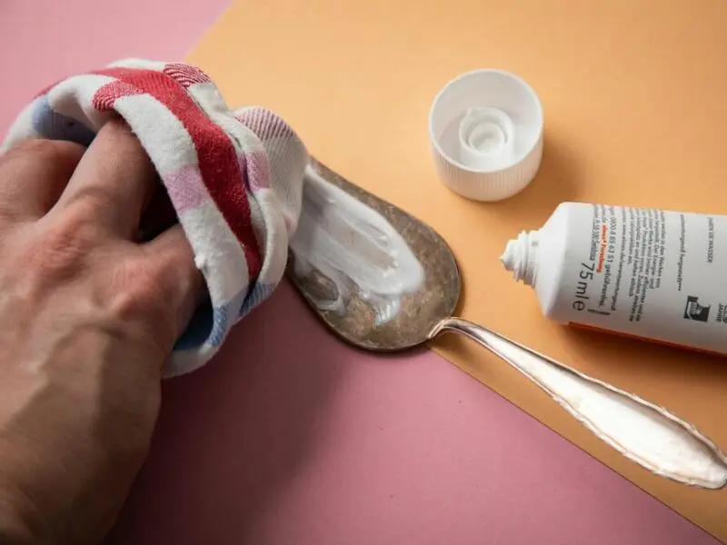 Reinigungshack: Silberbesteck mit Zahnpasta reinigen