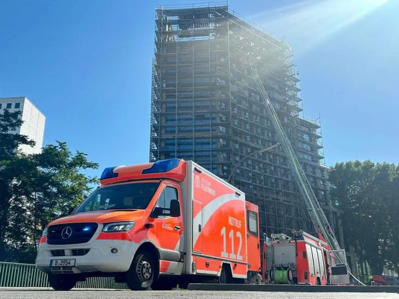 Hochhaus brennt in Berlin-Tiergarten