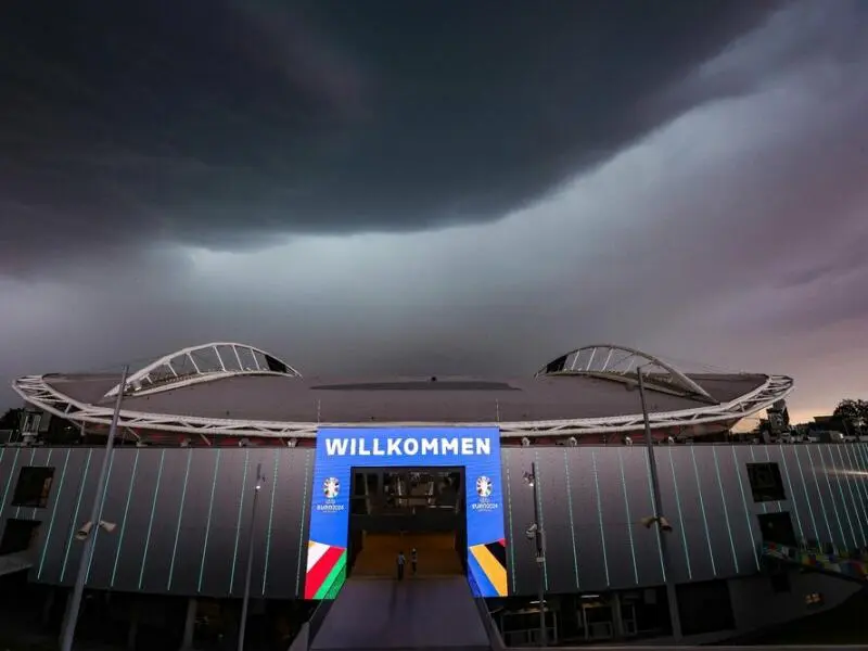 Dunkle Wolken über dem EM-Stadion