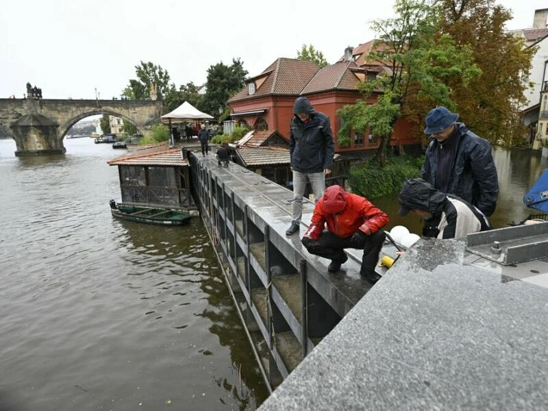 Vorbereitung auf Moldau-Hochwasser in Tschechien