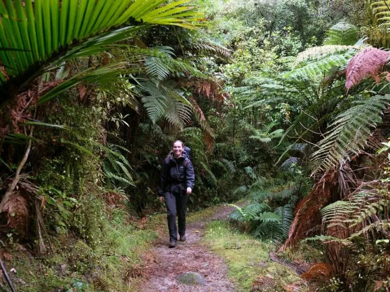 Wanderin Caroline Webb auf dem Heaphy Track in Neuseeland
