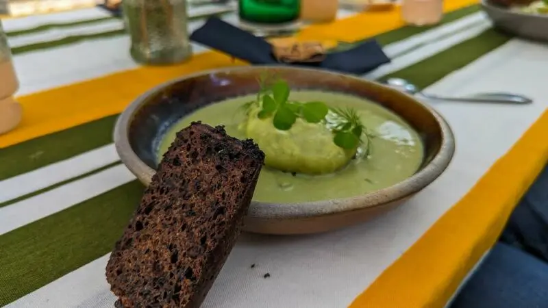 Sommerliche Brennnesselsuppe mit Klee und schwarzem Brot