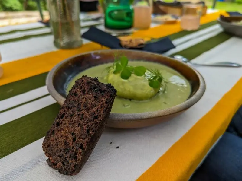 Sommerliche Brennnesselsuppe mit Klee und schwarzem Brot