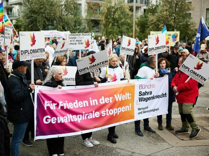 „Nie wieder Krieg“-Demonstration Berlin