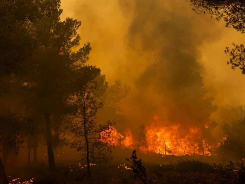 Großbrand nahe Athen