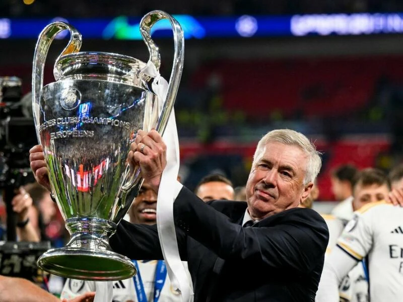 Carlo Ancelotti mit dem Champions-League-Pokal