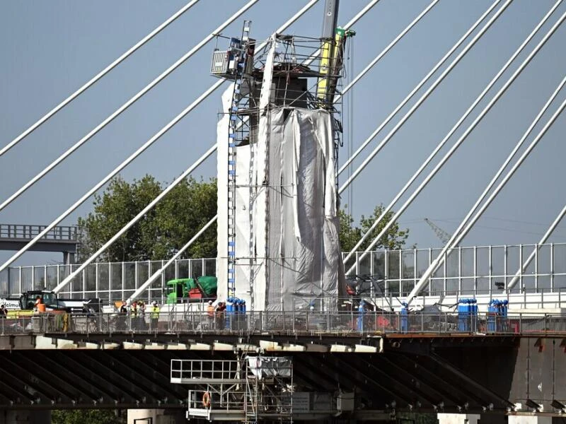 Toter und Verletzte bei Unfall an Leverkusener Brücke