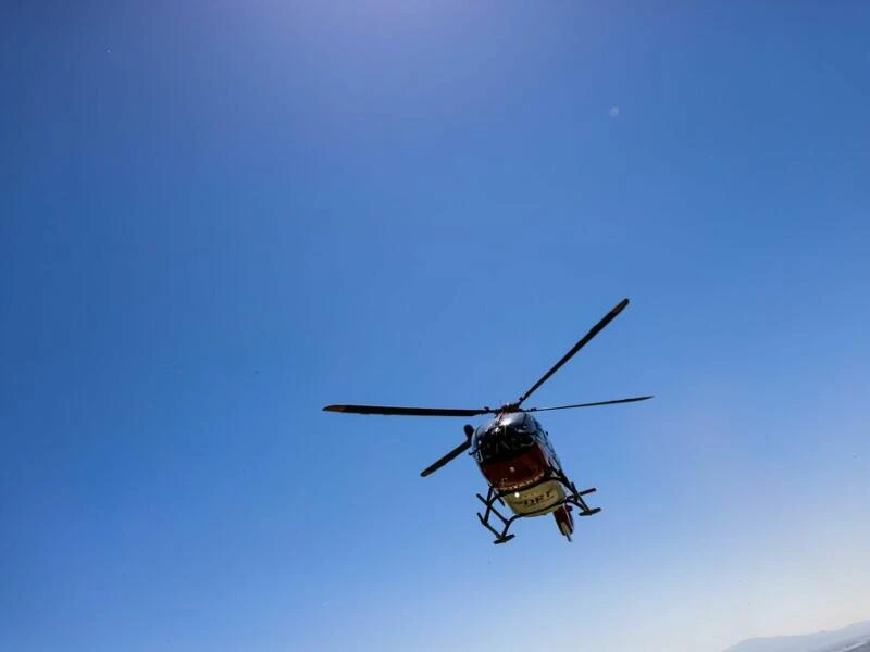 Ein Rettungshubschrauber setzt zur Landung an