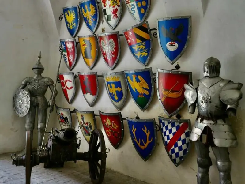 Schilder und Rüstungen in Schloss Falkenberg