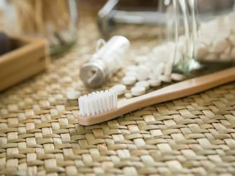 Bambus-Zahnbürste und Zahnputz-Tabletten im Badezimmer