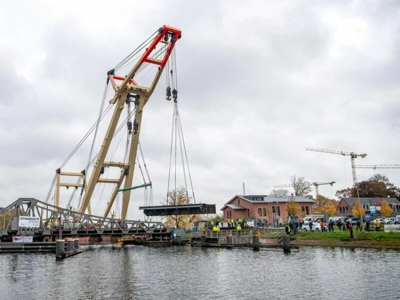 Schwimmkran bringt Deichbrücke zur Sanierung