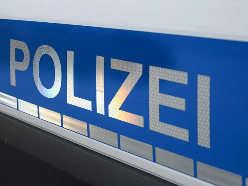 Der Polizei-Schriftzug auf einem Einsatzwagen.