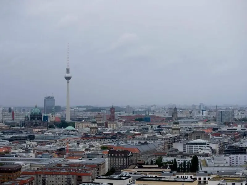 Grauer Himmel liegt über Berlin