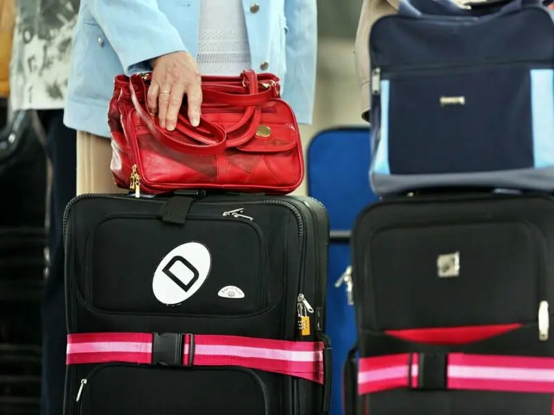 Detail: Reiseszene mit Koffern und Handtasche