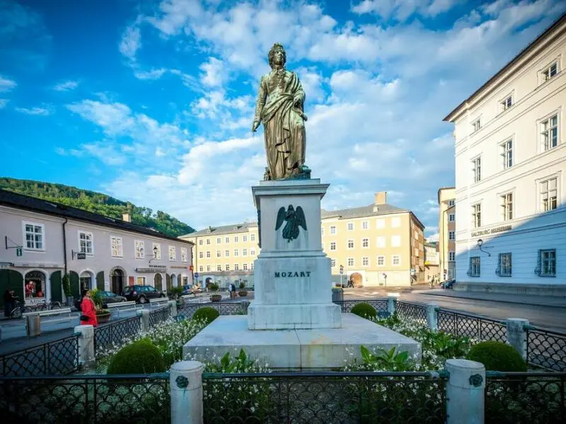 Das Mozart-Denkmal am Mozartplatz