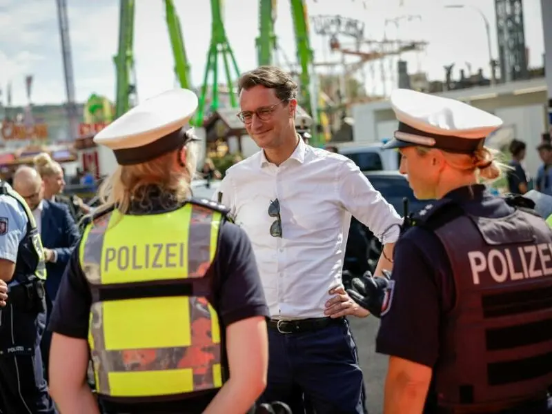 Wüst besucht Einsatzkräfte auf Pützchens Markt