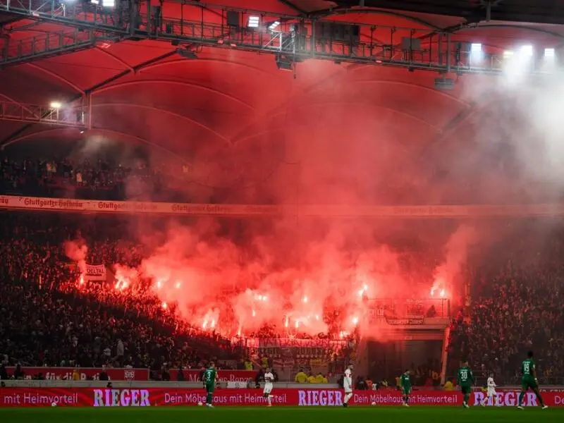 Fans mit Pyrotechnik beim Spiel des VfB Stuttgart
