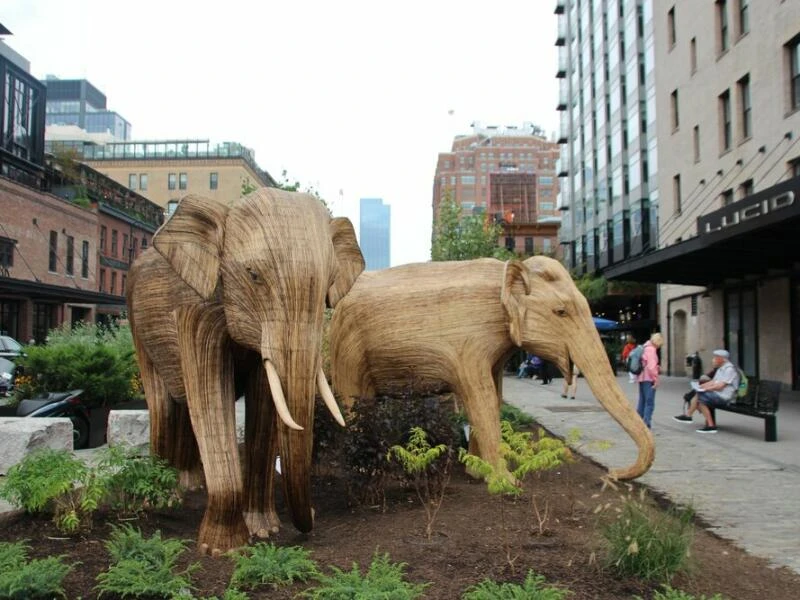 Elefanten-Statuen marschieren für Naturschutz durch New York