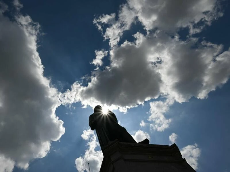 Sonne und Wolken wechseln sich ab.