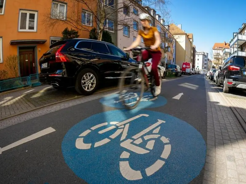 Eine Fahrradfahrerin in einer Fahrradstrasse