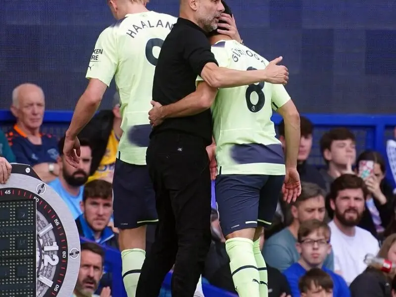 Pep Guardiola (l) und Ilkay Gündogan