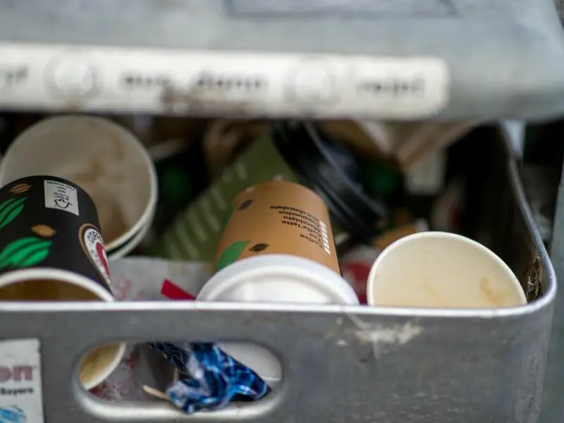 Einweg-Kaffeebecher in Mülleimer