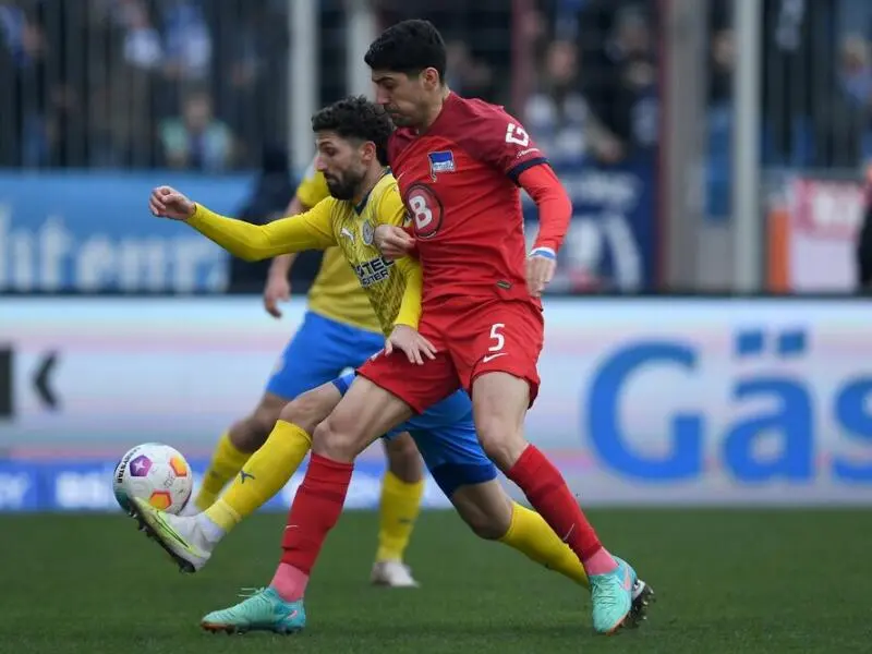 Andreas Bouchalakis von  Hertha BSC (vorn)