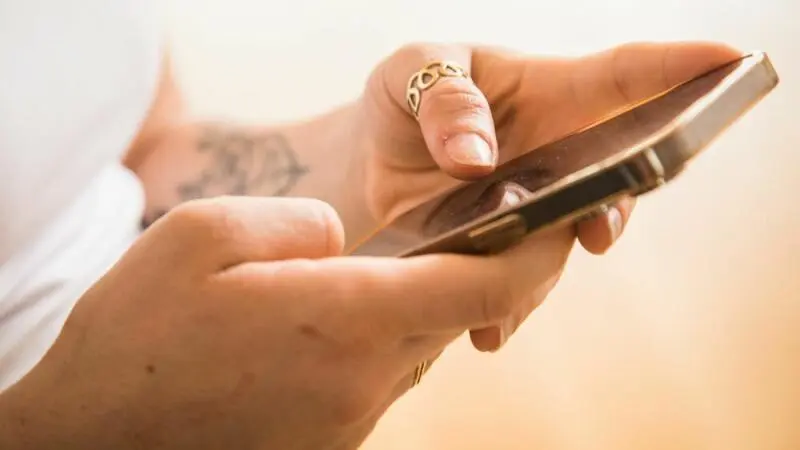 Frau mit Smartphone