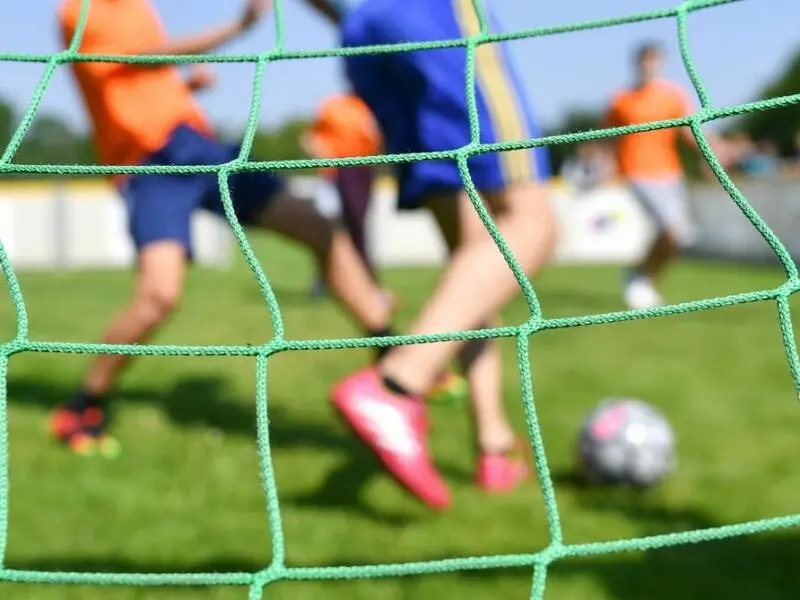 Kinder spielen Fußball