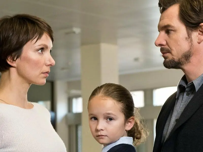 Im erbitterten Streit zwischen ihren Eltern Julia (Julia Koschitz) und Tom (Felix Klare) ist Anni (Lisa Marie Trense) zwischen die Fronten geraten.