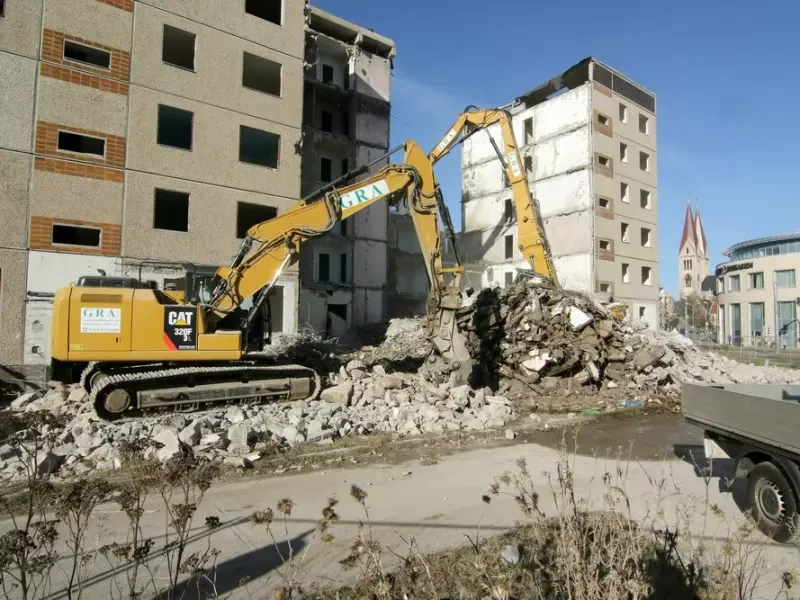 Plattenbau wird abgerissen