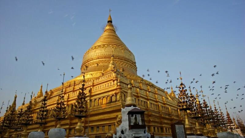 Goldener Tempel in Bagan, Myanmar