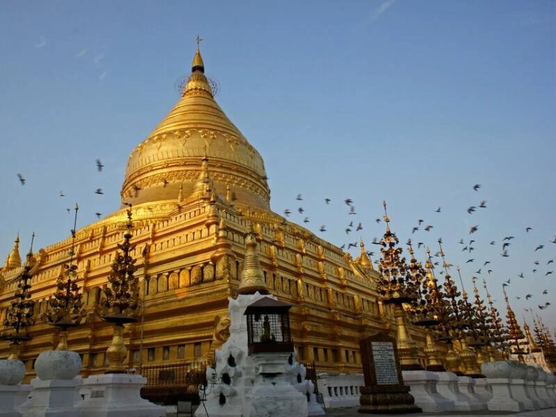 Goldener Tempel in Bagan, Myanmar