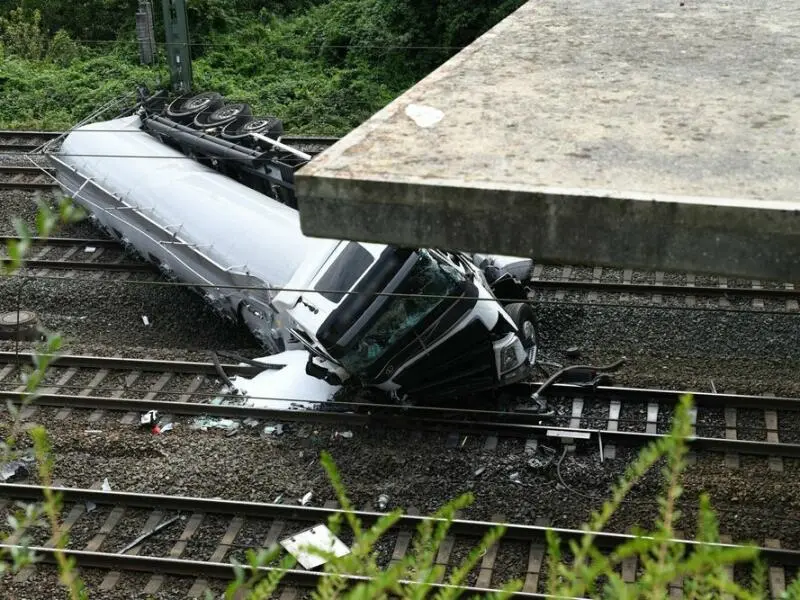 Lastwagen stürzt von Brücke auf Bahngleise