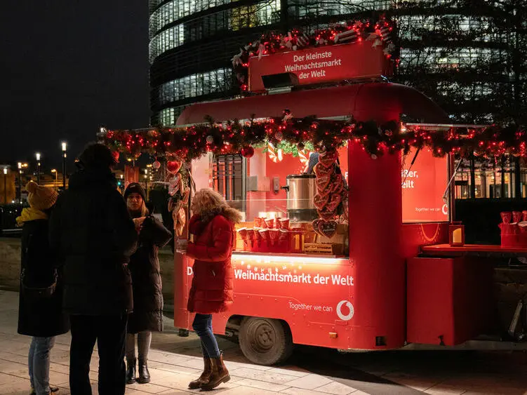 Kleinster Weihnachtsmarkt der Welt: Vodafone teilt Freude mit hilfsbedürftigen Menschen