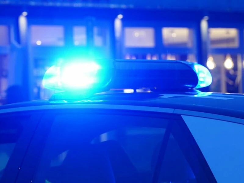 Streifenwagen mit eingeschaltetem Blaulicht