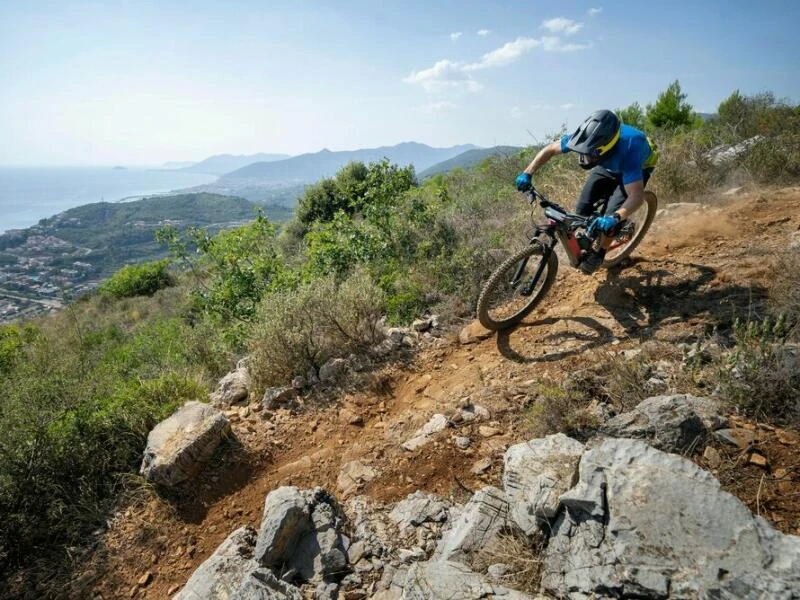 Mann fährt auf einem E-Mountainbike in den Bergen