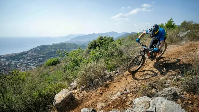 Mann fährt auf einem E-Mountainbike in den Bergen