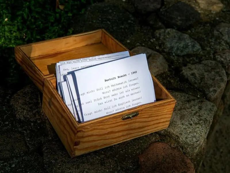 Gedichtebox am Grab von Bertolt Brechts
