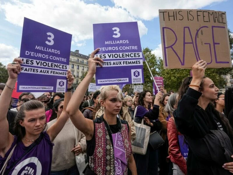 Missbrauchsprozess in Frankreich - Demonstration in Paris