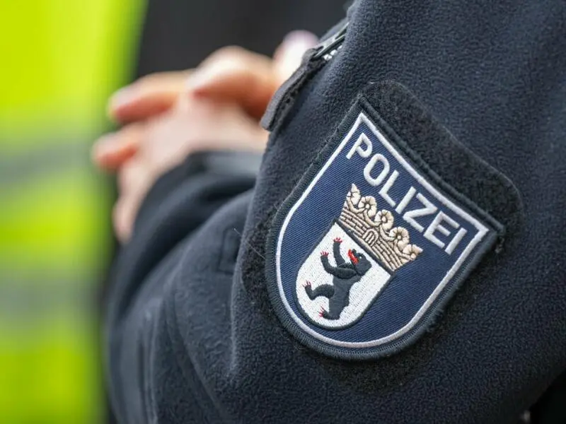 Berliner Polizist in Uniform