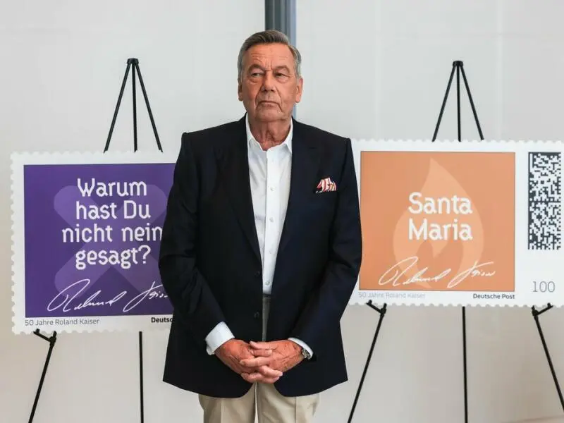 Sänger Roland Kaiser stellt neue Briefmarken vor