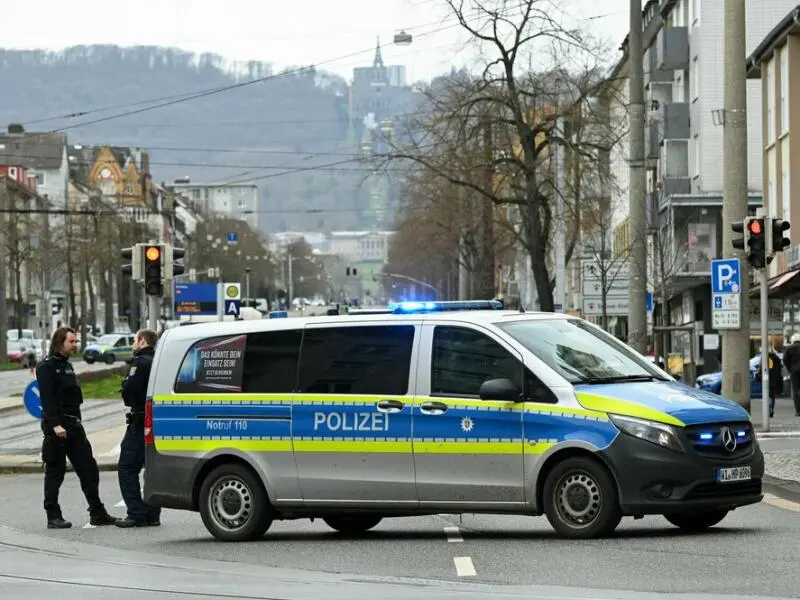Unbekannter verletzt Menschen in Kassel