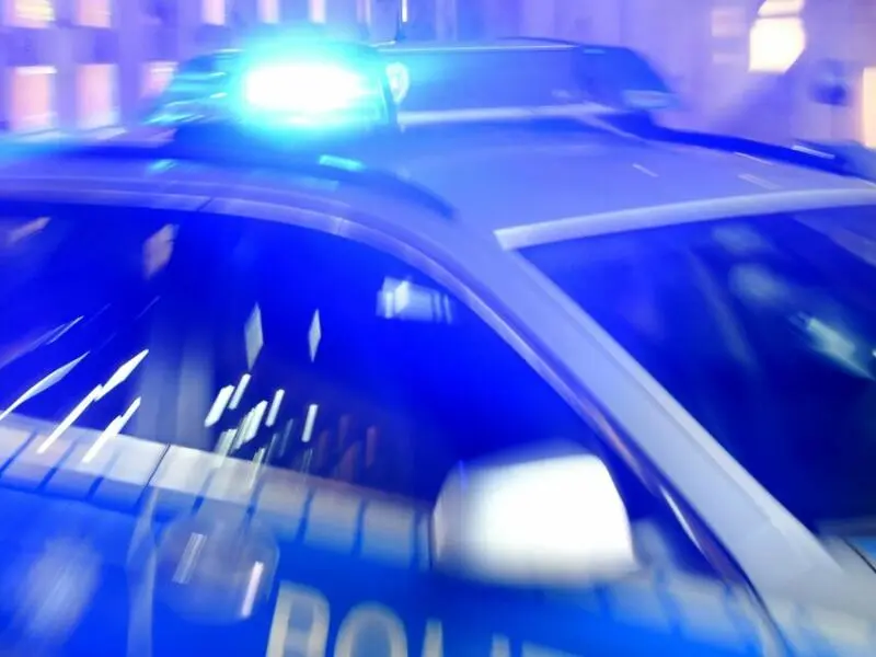 Mann in Köln durch Schüsse schwer verletzt.