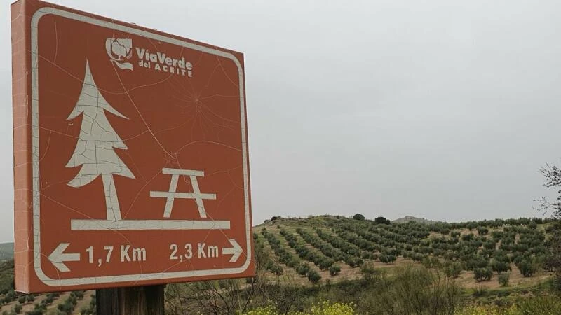 Ein Wegweiser entlang der Radroute der Vía Verde