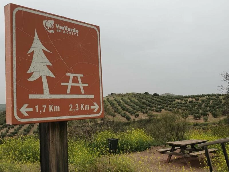 Ein Wegweiser entlang der Radroute der Vía Verde