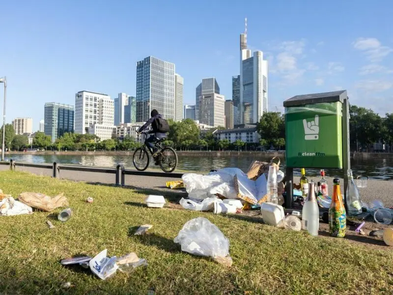 Müll am Mainufer in Frankfurt