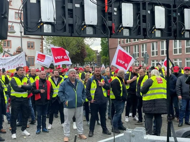 Busfahrer demonstrieren vor dem Landtag